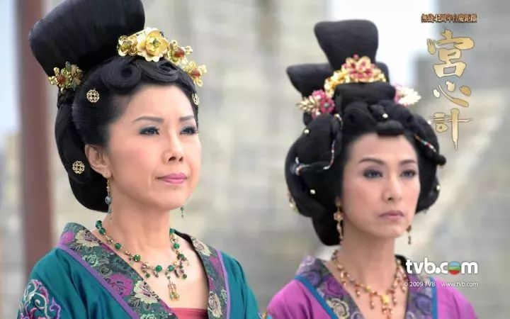 关菊英嫁富婆周伟利结婚激吻照,周伟利为啥整成男人变性前女装照