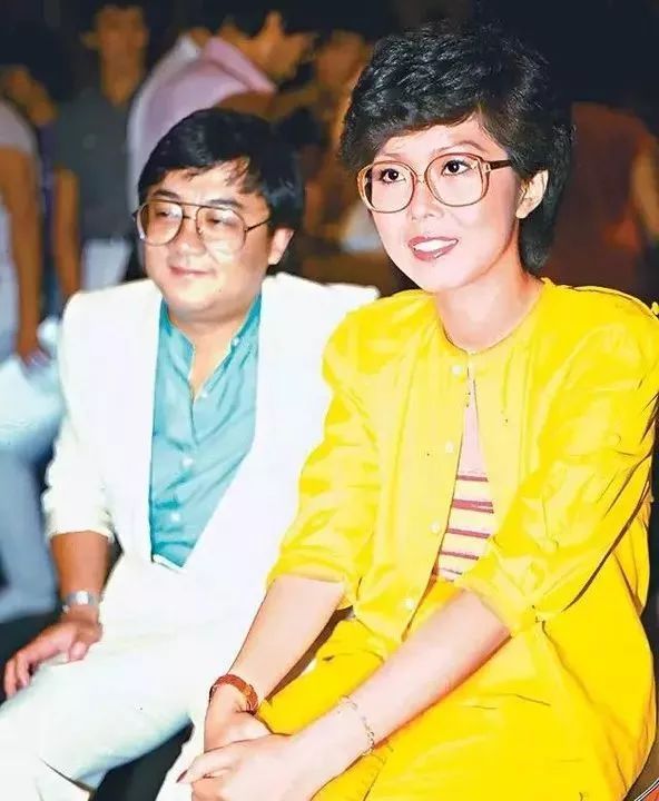 关菊英嫁富婆周伟利结婚激吻照,周伟利为啥整成男人变性前女装照