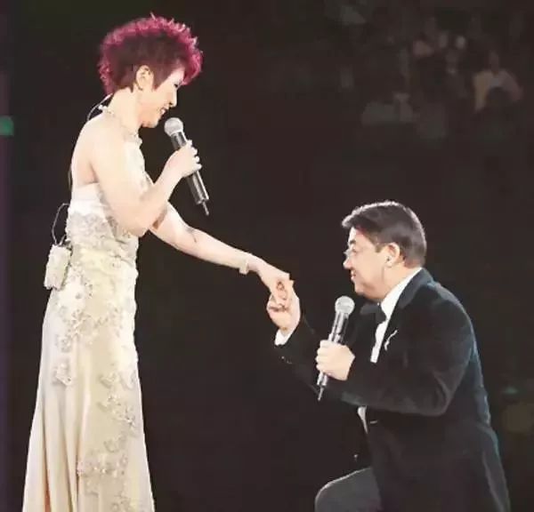 关菊英嫁富婆周伟利结婚激吻照,周伟利为啥整成男人变性前女装照