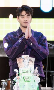 ​张云雷获年度人气歌手奖 被赞打造新国潮风向标