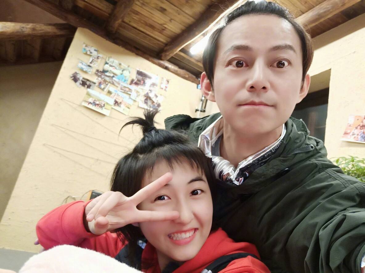 张子枫的父母是谁全家福照片曝光？张子枫背景如何怎么成为明星的