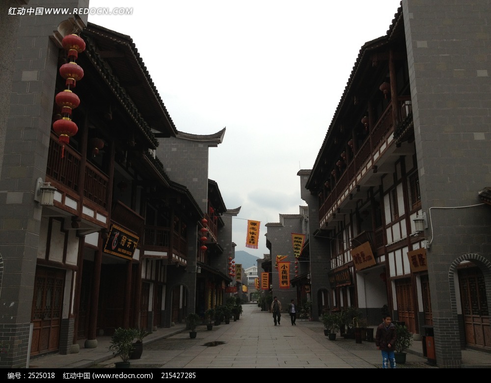 古镇老街适合开什么店：在中国都有哪些比较出名的古镇、古街、仿古街以及美食街。