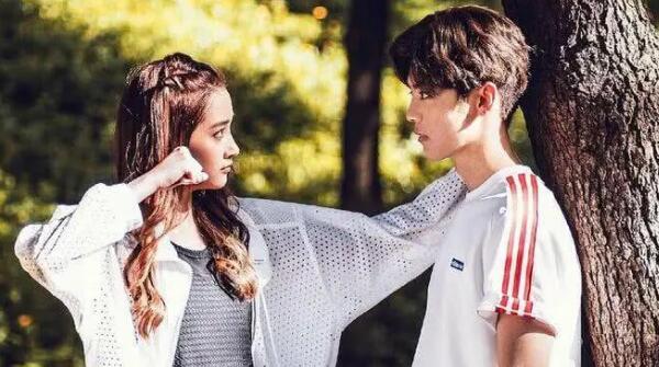 鹿晗关晓彤怎么认识在一起的