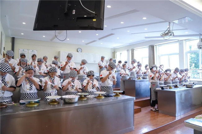 现在学厨师有什么好的发展：现在学厨师有前途吗？