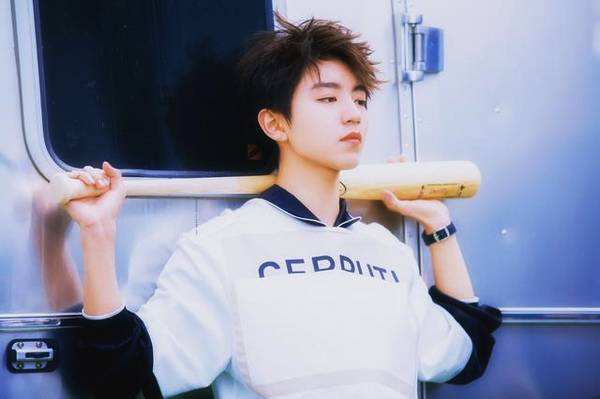 王俊凯的真实女朋友是谁？曝王俊凯女朋友真面目不是李佳宁而是她