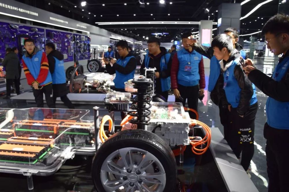 汽修新能源主要学哪方面：新能源汽车维修主要学什么