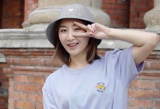 何雯娜现任男友公开恋情男友身份曝光？何雯娜资料背景出场费多少