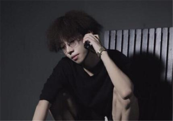 宋睡觉说了什么黄歌词为什么退赛,偶像练习生宋睡觉是谁是辉子吗