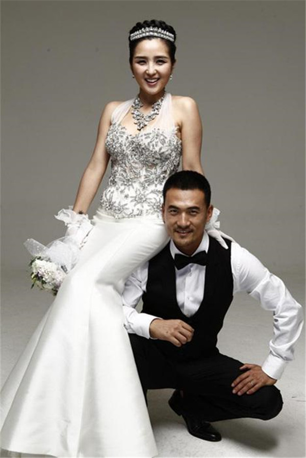 何洁和老公赫子铭为什么离婚孩子归谁,何洁老公出轨了第三者是谁