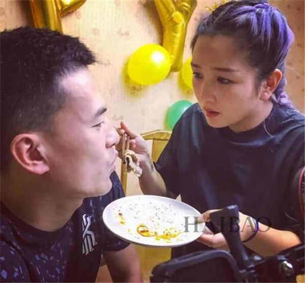 何洁和老公赫子铭为什么离婚孩子归谁,何洁老公出轨了第三者是谁