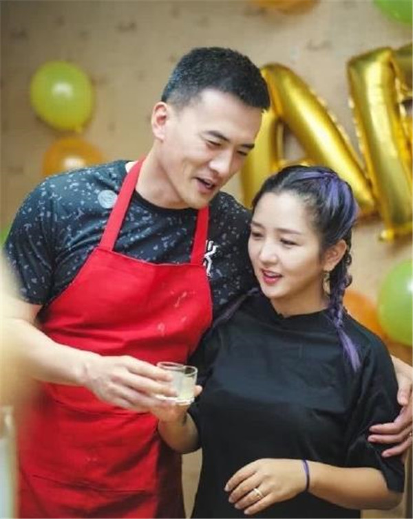 何洁和老公赫子铭为什么离婚孩子归谁,何洁老公出轨了第三者是谁