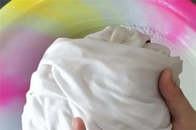 ​白衣服变黄怎么样才能洗白?三个小窍门(轻松解决)