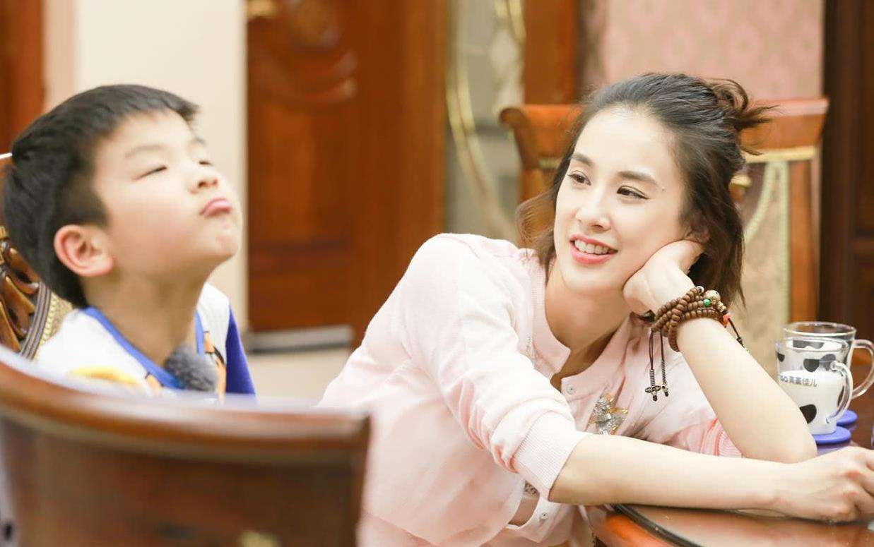 黄圣依上海娘家曝光，曝黄圣依父母是做什么的她如今资产有多少亿