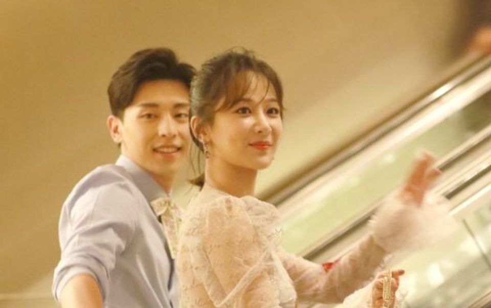 邓伦喜欢盯着杨紫看是真的吗？深扒邓伦屏蔽杨紫朋友圈是怎么回事