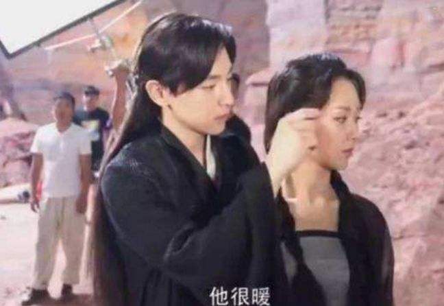 邓伦喜欢盯着杨紫看是真的吗？深扒邓伦屏蔽杨紫朋友圈是怎么回事