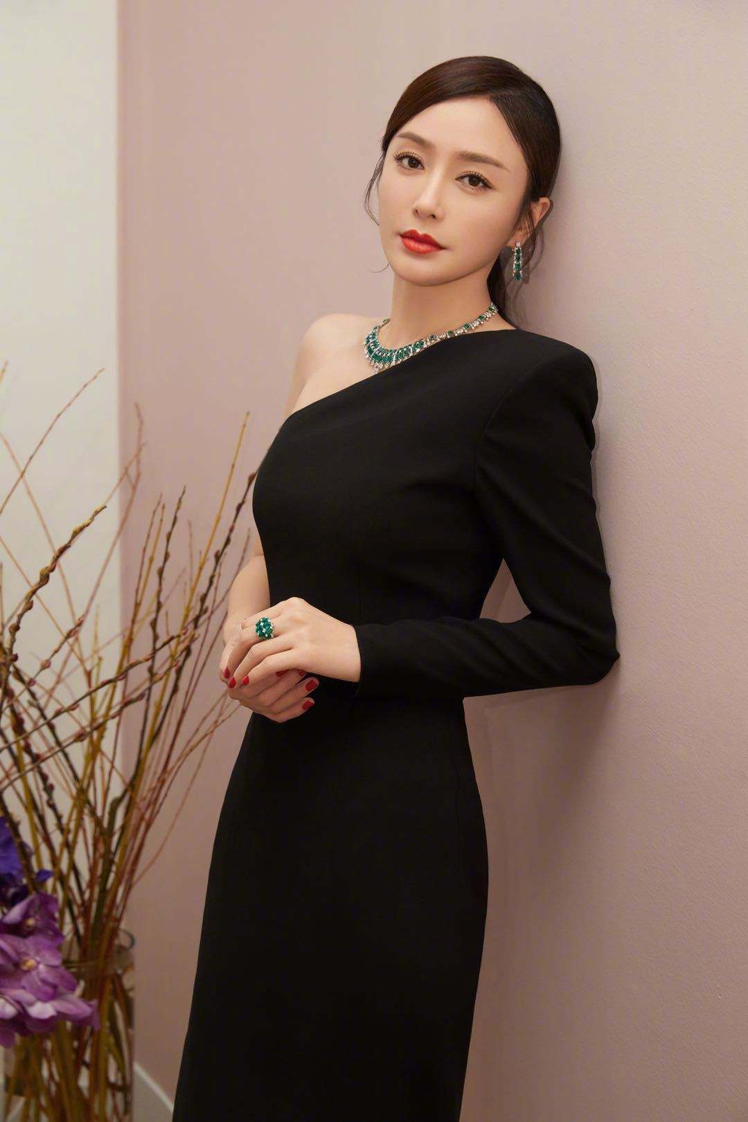 秦岚个人资料介绍家庭背景揭秘！秦岚很有钱吗身价有多少亿？