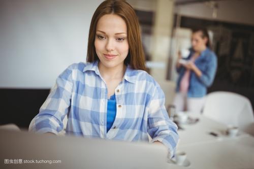 30岁女士学什么技术最有前景：女生学什么技术最吃香？