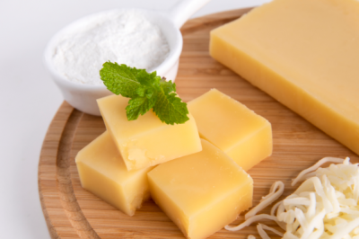 ​芝士是什么材料做的?原料牛奶(1斤芝士由10斤牛奶制成)