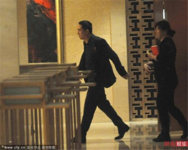 张嘉译为什么驼背这么严重原因,张嘉译的腰怎么了有病吗图片大全