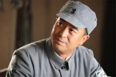 ​张嘉译为什么驼背这么严重原因,张嘉译的腰怎么了有病吗图片大全