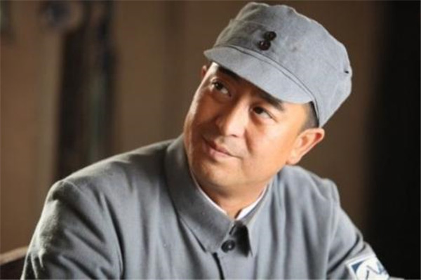 张嘉译为什么驼背这么严重原因,张嘉译的腰怎么了有病吗图片大全