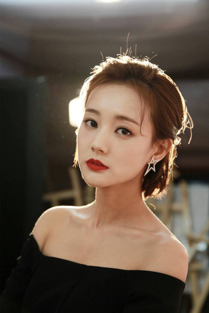 于正为什么捧李一桐?深扒李一桐后面的大佬,李一桐真正的老公是谁