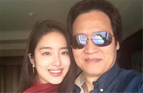 陈金飞对杨采钰很迷恋当街激吻真恶心,为什么说陈金飞毁了杨采钰