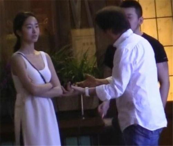 陈金飞对杨采钰很迷恋当街激吻真恶心,为什么说陈金飞毁了杨采钰