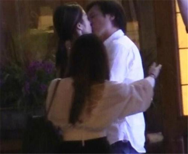 陈金飞对杨采钰很迷恋当街激吻真恶心,为什么说陈金飞毁了杨采钰