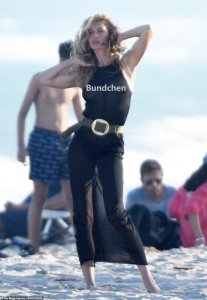 ​不愧是你！42岁吉赛尔邦辰拍真空照被质疑用力过猛