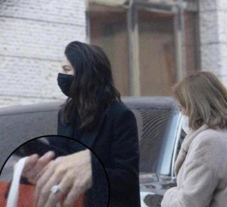 ​宋仲基妻子挺孕肚逛母婴店 无名指大钻戒抢镜