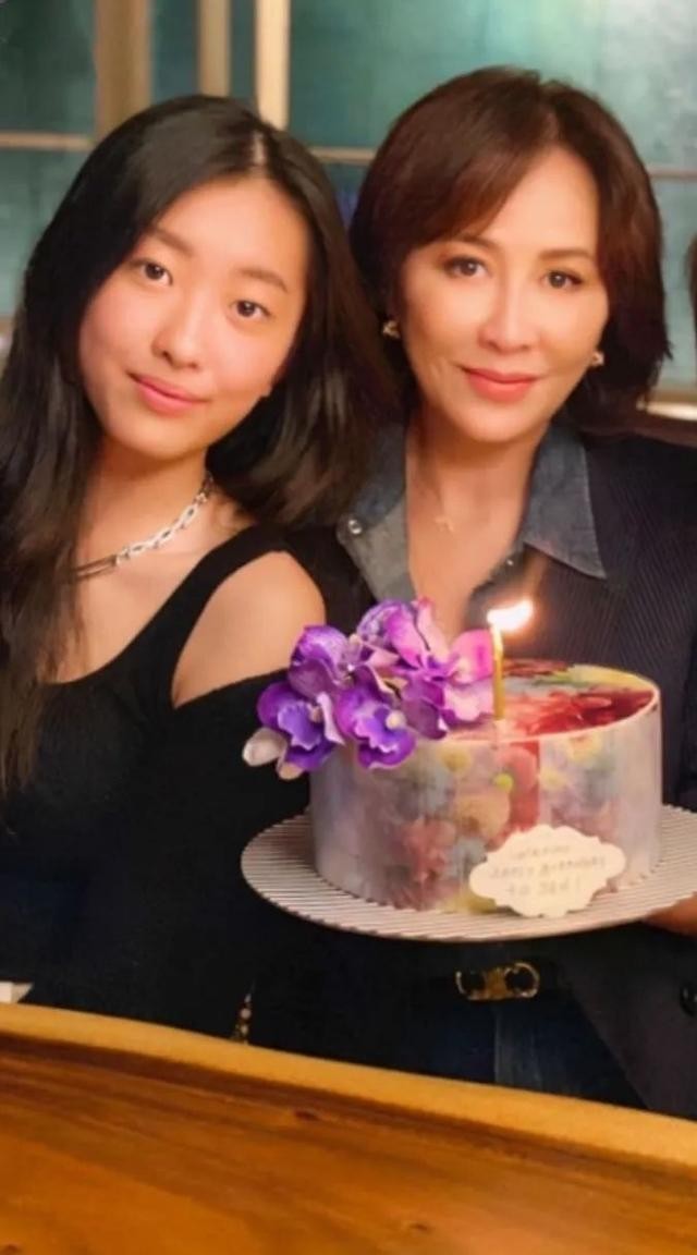 陈奕迅老婆个人资料（陈奕迅女儿生日老婆徐濠萦晒照）