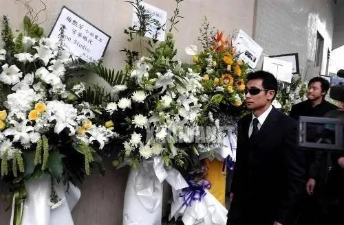 吴孟达扶灵人是谁（香港艺人葬礼扶灵故事）