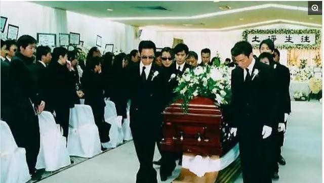 吴孟达扶灵人是谁（香港艺人葬礼扶灵故事）
