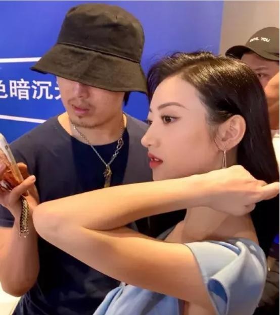 景甜景俊海什么关系（景甜活动现场签名真实颜值）