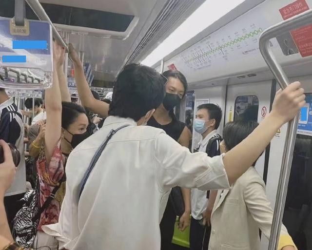 周迅身高是多少（地铁偶遇周迅拍节目身高在160左右）