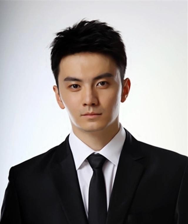 刘露出演的电视剧（刘路在火车站和工作人员起争执）