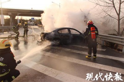 ​轿车撞护栏起火，酒驾男子逃逸后找人顶包