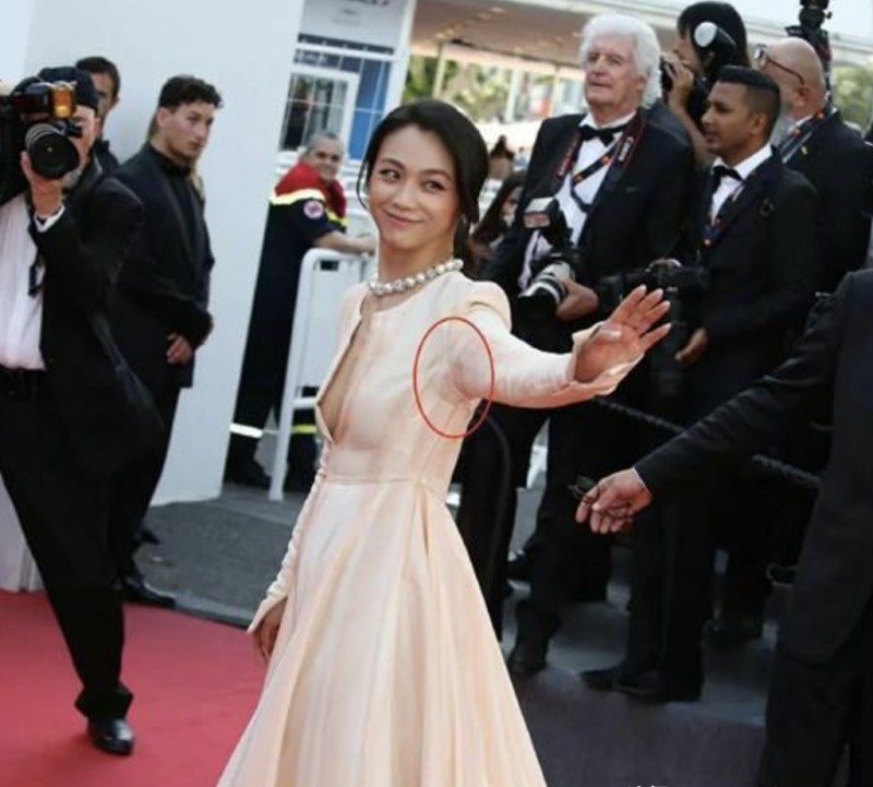 明星红毯露底(明星红毯意外又尴尬又好笑）