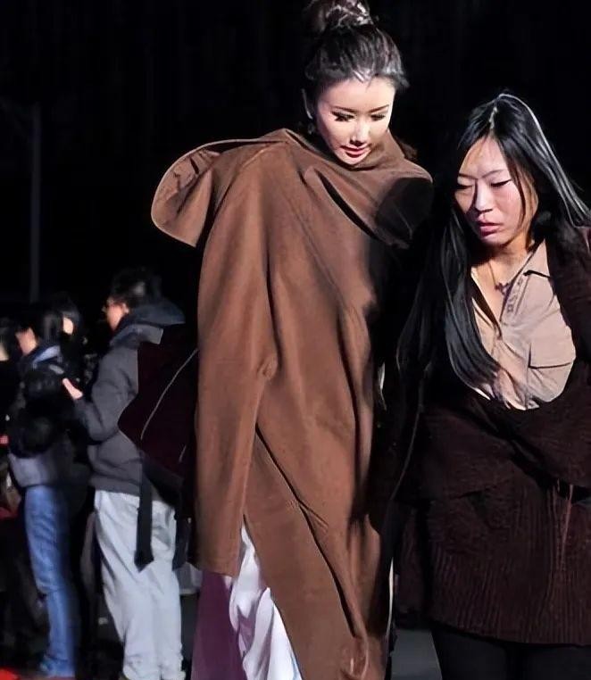 明星红毯露底(明星红毯意外又尴尬又好笑）