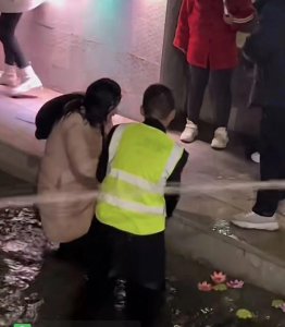 ​辟谣了！不是丈夫