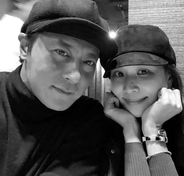 张东健高小英照片（张东健太太与子女合影曝光）