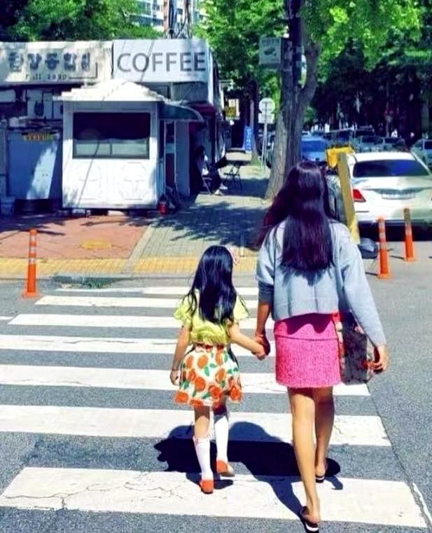 张东健高小英照片（张东健太太与子女合影曝光）