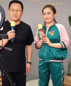 ​王小宝的老婆（王小宝与小19岁娇妻合作唱二人转）