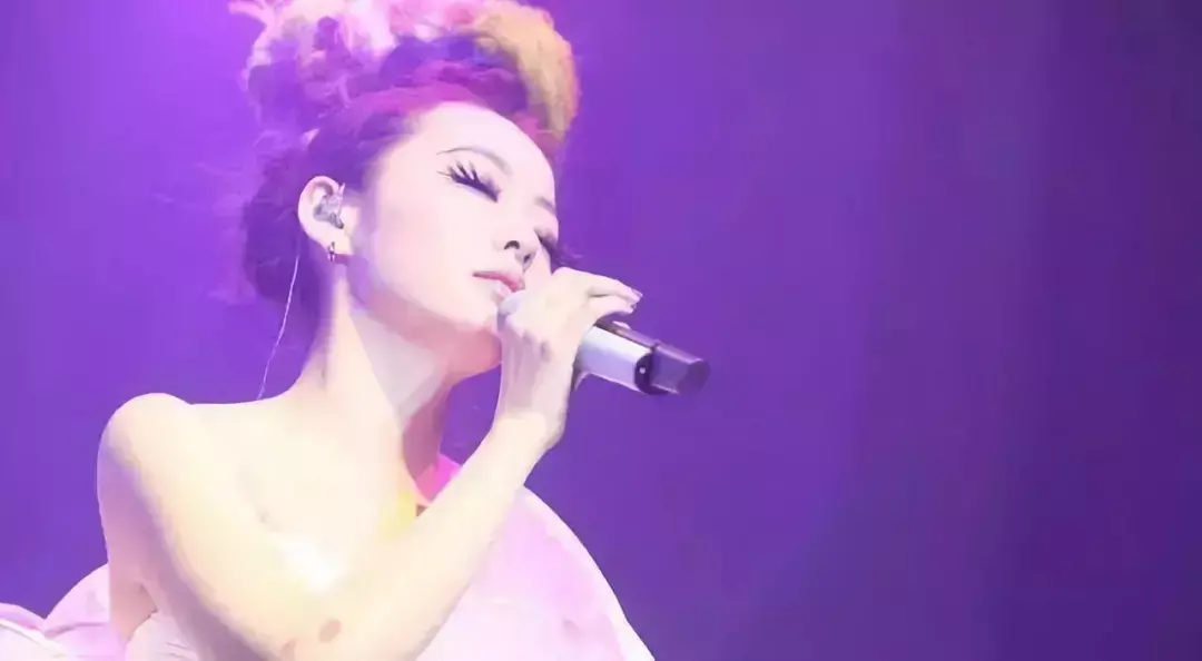 张靓颖乱入杨千嬅演唱会（张靓颖海豚音乱入）