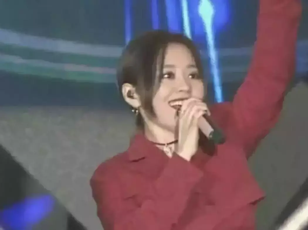 张靓颖乱入杨千嬅演唱会（张靓颖海豚音乱入）