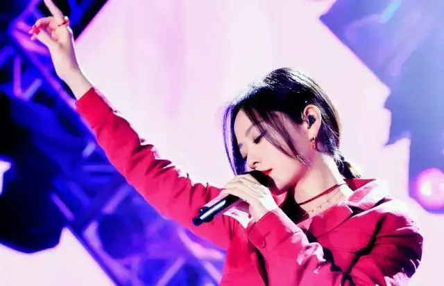 张靓颖乱入杨千嬅演唱会（张靓颖海豚音乱入）