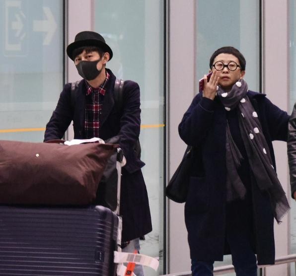 何炅结婚了吗（47岁何炅和男子当街摸脸杀）