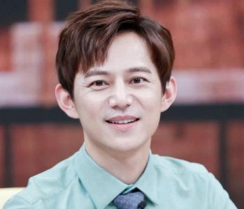 ​何炅结婚了吗（47岁何炅和男子当街摸脸杀）