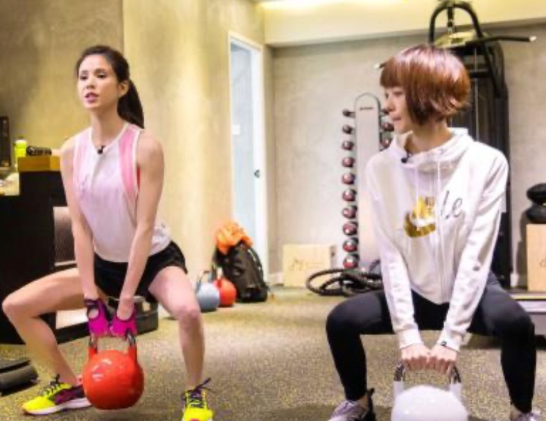 李若彤年龄多大（55岁李若彤晒性感美照）